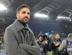 Analisis Dampak Strategi Como  Roma Memanas! Cesc Fabregas Haramkan Pemainnya Bahas Liga Champions