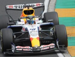 Arvid Lindblad Tampil Gemilang di F1 GP Australia 2026, Tantang Lewis Hamilton