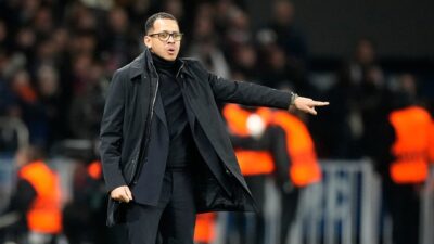 Taktik Huddle Chelsea Dipermasalahkan, Liam Rosenior Tanggapi dengan Tegas!