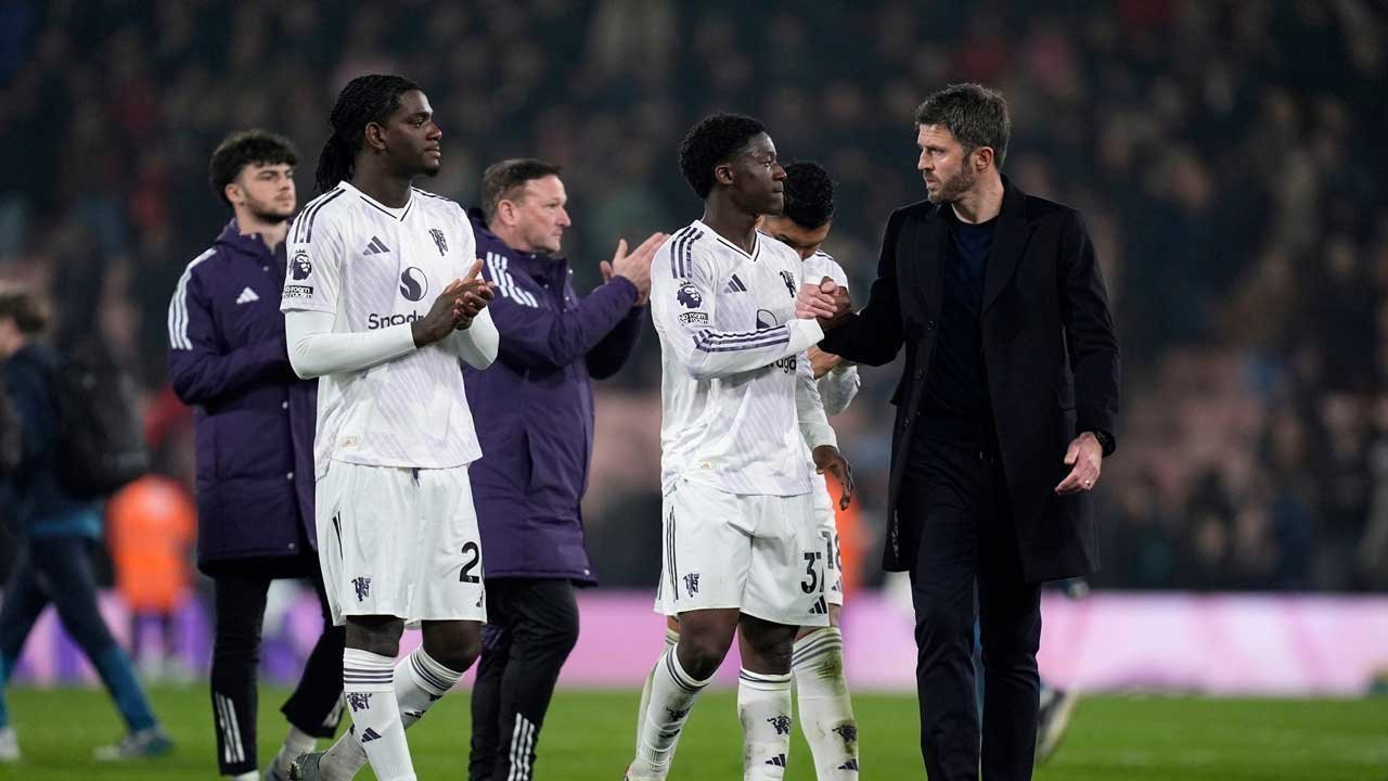 Keputusan Wasit Bikin Heran, Carrick Ungkap Kekecewaan Usai MU Tertipu di Vitality Stadium