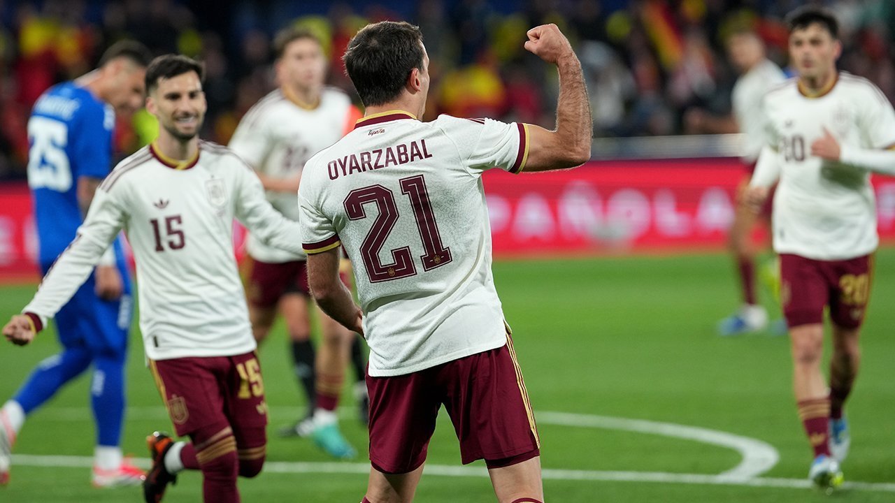 Kemenangan Telak La Roja atas Serbia Berkat Dua Gol Mikel Oyarzabal