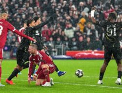 Anfield Bergolak, VAR Batalkan Penalti Liverpool Saat PSG Melaju Terus