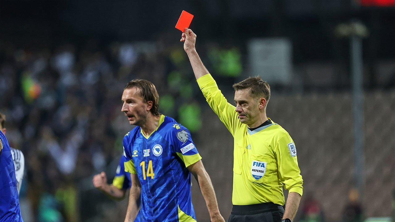 Alessandro Bastoni Dihukum Kartu Merah, Impian Italia ke Piala Dunia Pupus Lagi