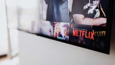 Keluarga hemat biaya hiburan dengan streaming online