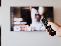 Analisis Kasus Keluarga Hemat Hiburan dengan Streaming vs TV Gratis