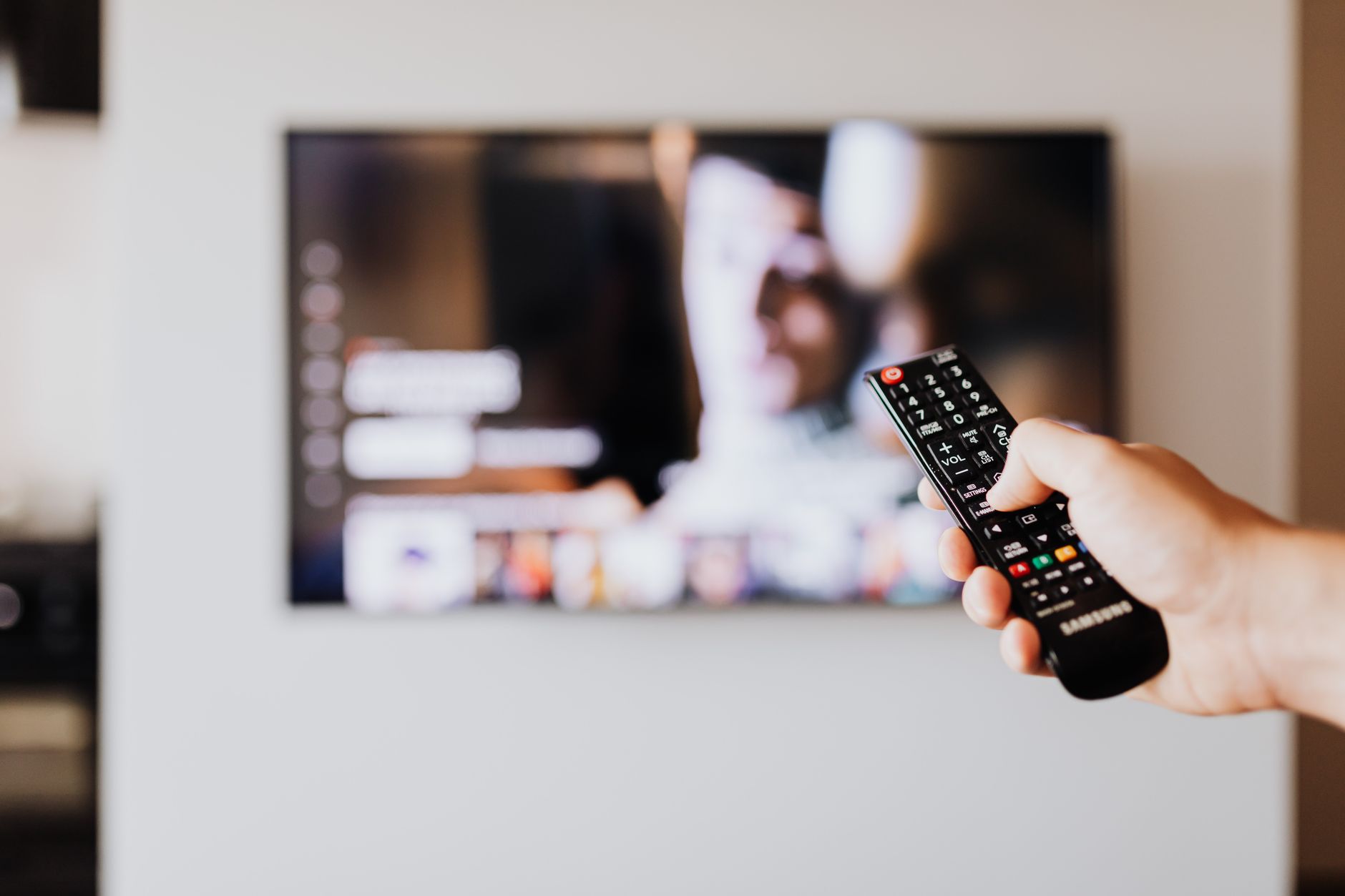 Ilustrasi perbandingan menonton Uran melalui layanan streaming modern dan TV gratis tanpa batas