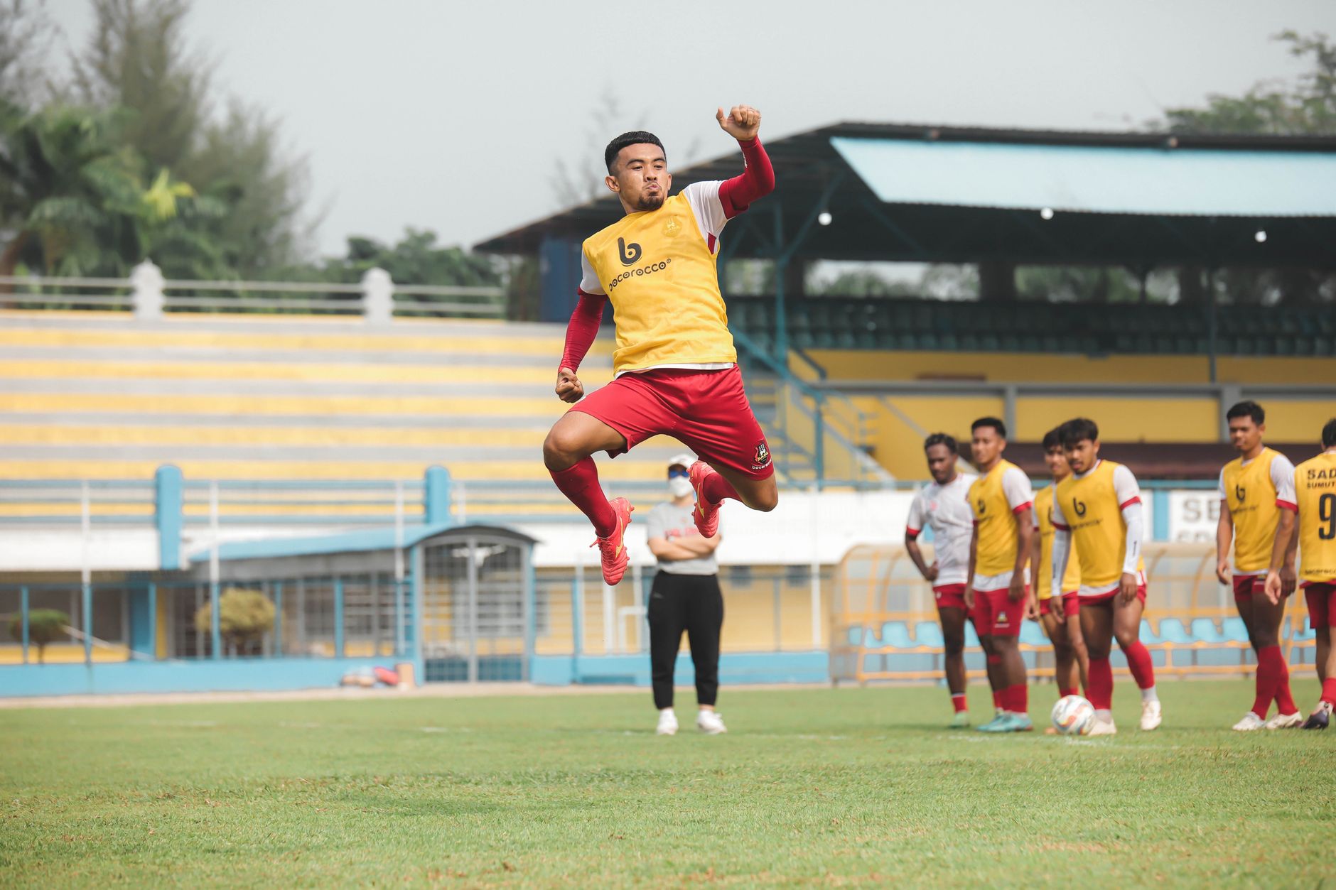 Grafik menampilkan performa pemain sepak bola dalam 10 pertandingan terakhir, mencakup gol dan assist.