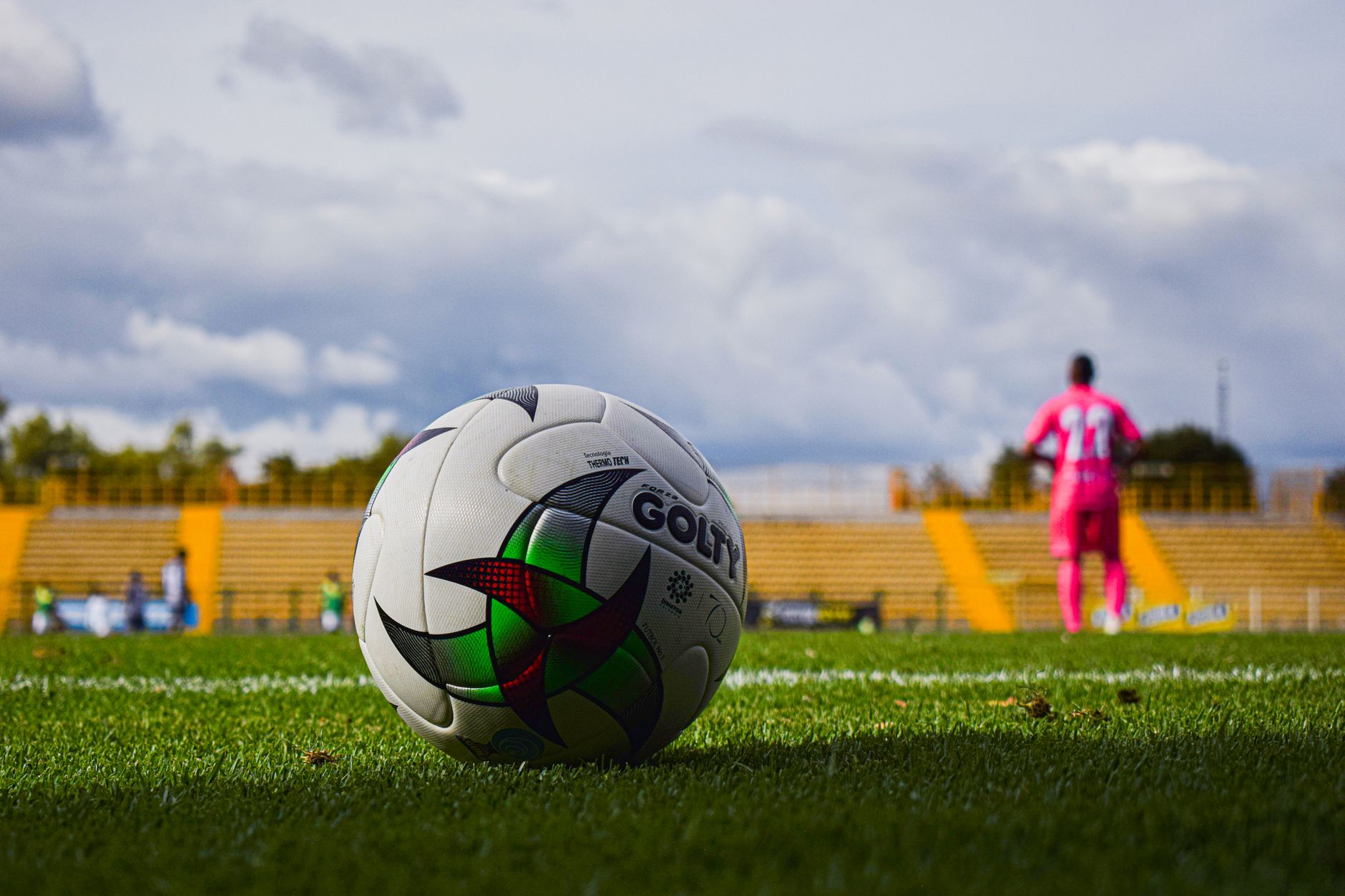 Panduan Praktis 5 Langkah Prediksi Skor Tepat dengan Analisis Data 1 Ilustrasi prediksi skor tepat pertandingan sepak bola dengan analisis statistik dan peluang kemenangan.