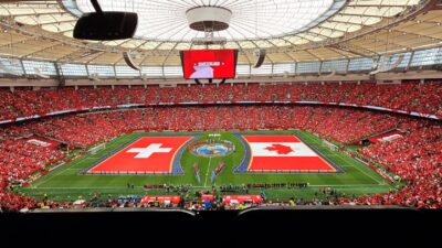 Pertandingan sepak bola yang meriah antara Swiss dan Kanada di BC Place, Vancouver.
