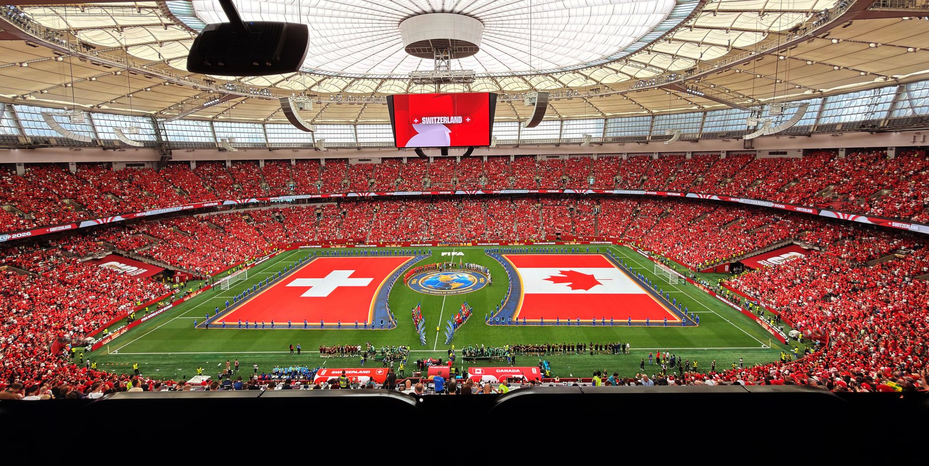 Pertandingan sepak bola yang meriah antara Swiss dan Kanada di BC Place, Vancouver.