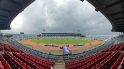 Catatan Sepak Bola: Link Live Streaming FIFA ASEAN Cup 2026 di Vidio: Timnas Indonesia Vs Singapura 3 Pandangan sudut lebar dari stadion olahraga di Yangon, Myanmar dengan awan hujan di atas.