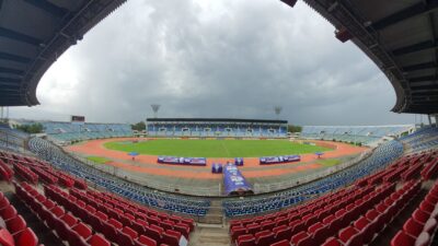 Catatan Sepak Bola: Link Live Streaming FIFA ASEAN Cup 2026 di Vidio: Timnas Indonesia Vs Singapura 9 Pandangan sudut lebar dari stadion olahraga di Yangon, Myanmar dengan awan hujan di atas.