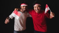 Fakta Pertandingan: Keseruan Nonton Bareng Timnas Indonesia Hadapi Singapura di FIFA ASEAN Cup 2026: Fans Garu... 2 Dua pemuda merayakan persatuan Indonesia dengan bendera dan senyuman di Yogyakarta.