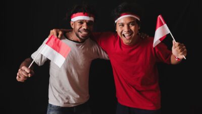 Fakta Pertandingan: Keseruan Nonton Bareng Timnas Indonesia Hadapi Singapura di FIFA ASEAN Cup 2026: Fans Garu... 8 Dua pemuda merayakan persatuan Indonesia dengan bendera dan senyuman di Yogyakarta.