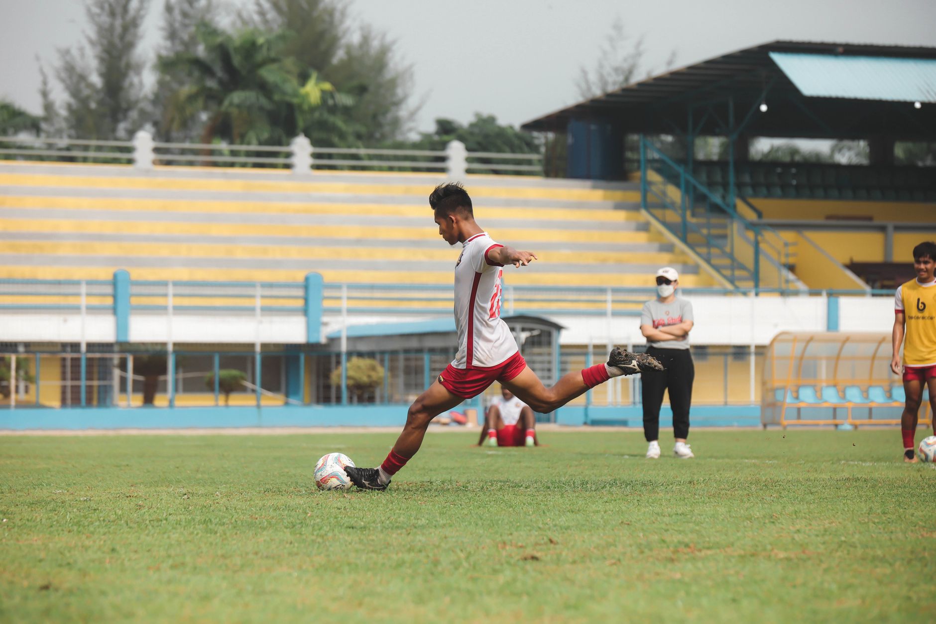 Aksi sepak bola dinamis yang diambil selama pertandingan di Jakarta, Indonesia.