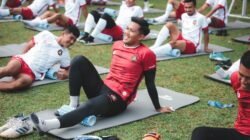 Fakta Pertandingan: Pujian Pelatih Singapura untuk Timnas Indonesia: Mereka Adalah Tim yang Sangat Baik Malam ... 2 Pemain sepak bola yang melakukan latihan peregangan di lapangan berumput, Jakarta.