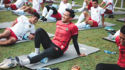 Fakta Pertandingan: Pujian Pelatih Singapura untuk Timnas Indonesia: Mereka Adalah Tim yang Sangat Baik Malam ... 8 Pemain sepak bola yang melakukan latihan peregangan di lapangan berumput, Jakarta.