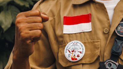 Kabar Terbaru: 2 Legenda Timnas Indonesia Bedah Kekuatan Tim Garuda untuk FIFA ASEAN Cup 2026 saat Trophy... 7 Close-up orang beruniform dengan jahitan bendera Indonesia dan lencana peringatan.