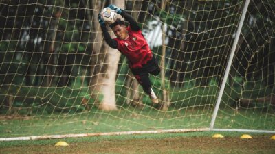 Kabar Terbaru: 3 Kiper Timnas Indonesia Sedang On Fire, Pengamat Ini Jagokan Emil Audero Jadi Kiper Utama... 9 Kiper sepak bola yang melakukan tangkapan mengesankan di udara selama pertandingan di lapangan hijau.