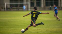 Kabar Terbaru: Gelandang Singapura Farhan Zulkifli Siap Bikin Kejutan di GBK, Incar Kemenangan atas Timna... 2 Kamera dinamis pemain sepak bola sedang beraksi di lapangan rumput selama pertandingan.