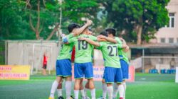 Kabar Terbaru: Hadapi Filipina, Vietnam Bidik Kemenangan Perdana di FIFA ASEAN Cup 2026 2 Sekelompok remaja laki-laki merayakan kemenangan bersama di lapangan terbuka.