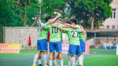 Kabar Terbaru: Hadapi Filipina, Vietnam Bidik Kemenangan Perdana di FIFA ASEAN Cup 2026 8 Sekelompok remaja laki-laki merayakan kemenangan bersama di lapangan terbuka.