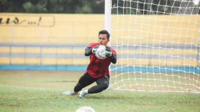 Kabar Terbaru: Ilhan Fandi Antusias Menyambut FIFA ASEAN Cup 2026: Tidak Sabar Rasakan SUGBK untuk Kali P... 8 Seorang kiper sepak bola melakukan penyelamatan dinamis selama pertandingan di luar ruangan di Jakarta, Indonesia.