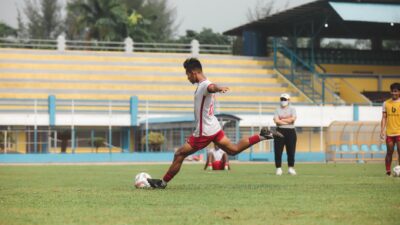 Aksi sepak bola dinamis yang diambil selama pertandingan di Jakarta, Indonesia.