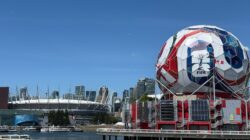 Kabar Terbaru: Trophy Tour FIFA ASEAN Cup 2026: Legenda Timnas Singapura di Bandung, Masih Ikuti Perkemba... 3 Bola sepak FIFA yang ikonik dan stadion Vancouver, menampilkan arsitektur olahraga perkotaan.
