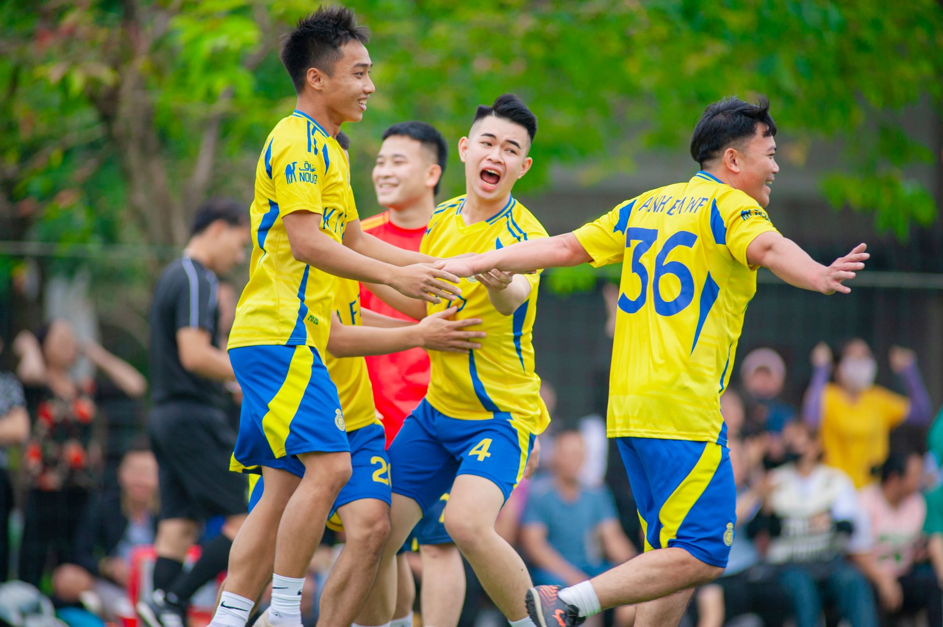 Sekelompok pemuda merayakan kemenangan sepak bola di luar ruangan di Hanoi.