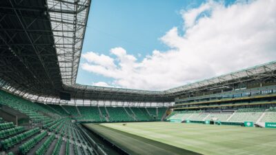 Sorotan: Ini Link Live Streaming FIFA ASEAN Cup 2026: Timnas Indonesia Vs Singapura 8 Pemandangan stadion modern di Budapest, Hungaria, dengan kursi hijau dan langit yang luas.