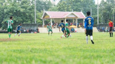 Sorotan: Link Live Streaming Thailand Vs Pakistan di FIFA ASEAN Cup 2026 8 Para pemain sepak bola amatir berkompetisi di lapangan setempat pada hari hujan.