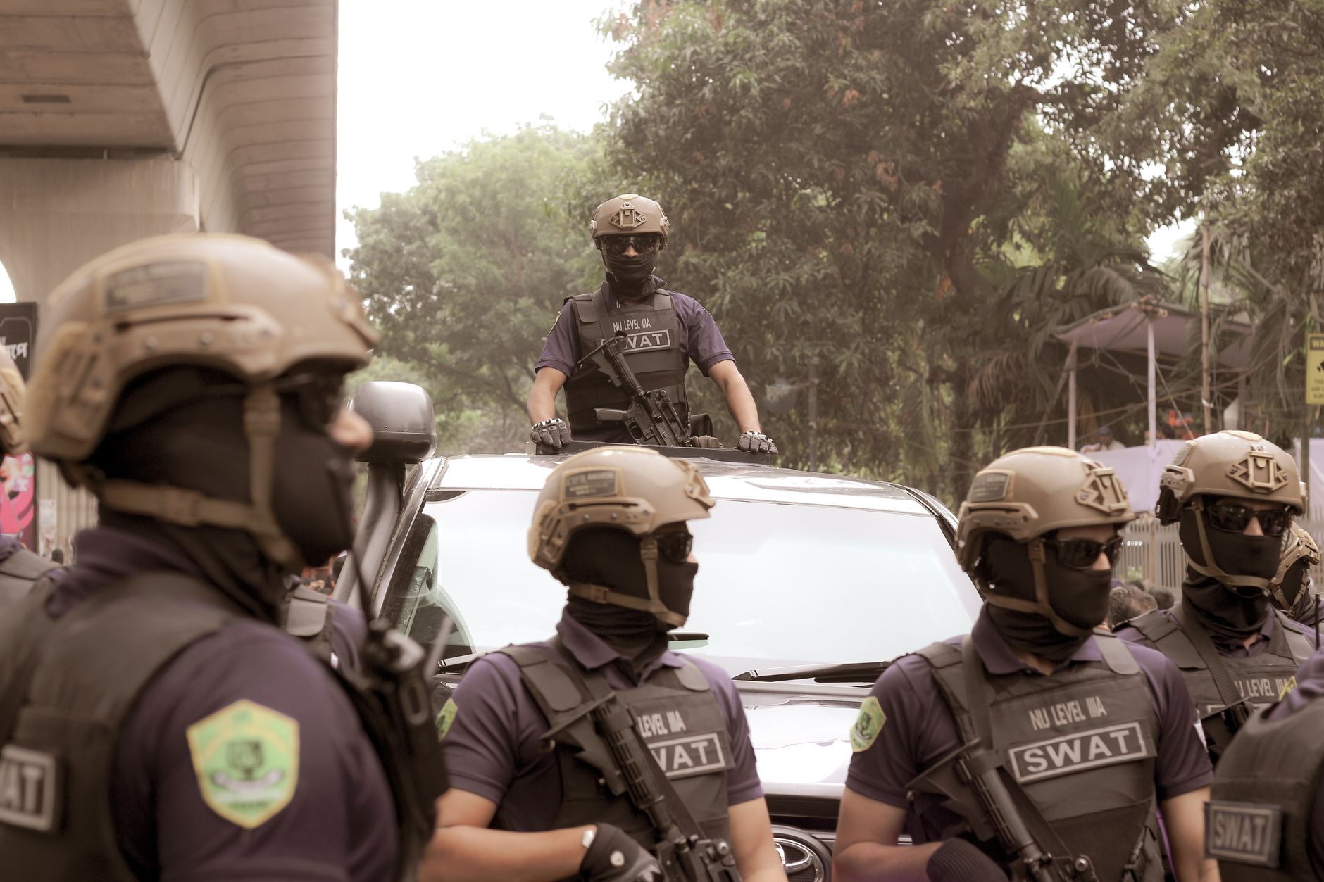 Tim SWAT siaga selama operasi keamanan di Dhaka, menampilkan peralatan taktis dan koordinasi.