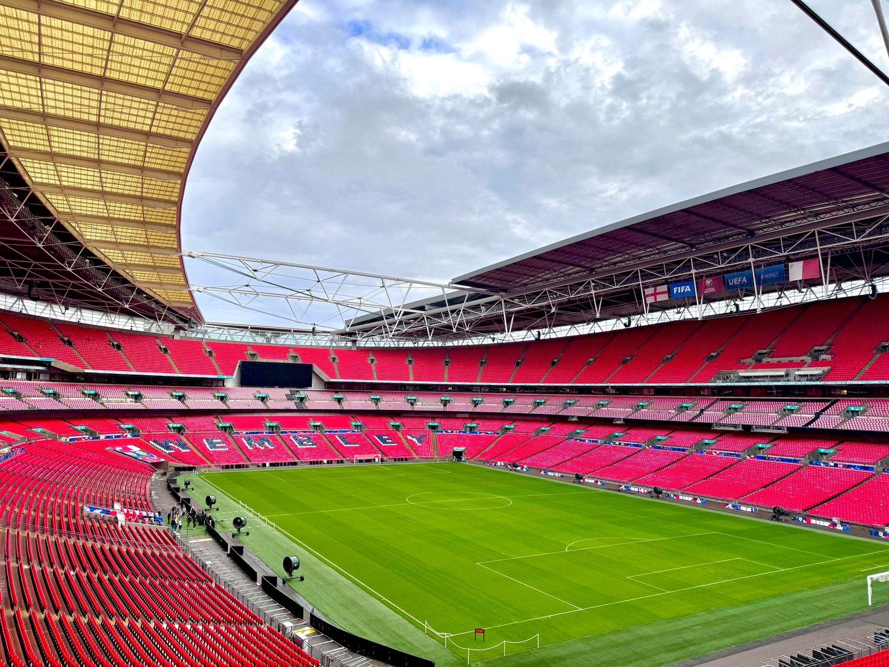 Temukan keajaiban arsitektur Stadion Wembley di London, sebuah venue olahraga kelas atas.