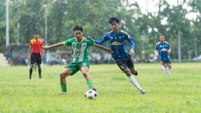 Update: BRI Super League: Tiga Pekan Jeda FIFA Matchday, PSS Cari Formula Terbaik di Lini Tengah 8 Para pemain terlibat dalam pertandingan sepak bola kompetitif di hari yang hujan.