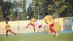 Update: FIFA ASEAN Cup 2026: Sandy Walsh Optimistis Timnas Indonesia Bisa Permalukan Malaysia 2 Pertandingan sepak bola penuh aksi di stadion Jakarta dengan pemain dalam gerakan yang ditangkap di suasana yang hidup.