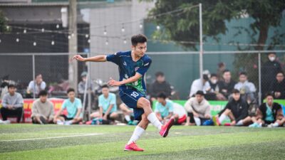 Update: FIFA ASEAN Cup 2026: Striker Timnas Malaysia Berlatih Terpisah di Lapangan B Gelora Bung K... 8 Seorang pemain sepak bola beraksi di lapangan rumput buatan di Hanoi, Vietnam, memperlihatkan keterampilan dan kelincahannya.