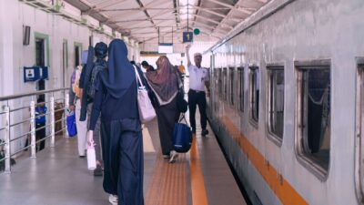 Update: Jadwal Lengkap Persib Bandung di BRI Super League 2026/2027 11 Orang-orang menaiki kereta di stasiun Bandung, Indonesia. Mengabadikan momen perjalanan yang ramai.