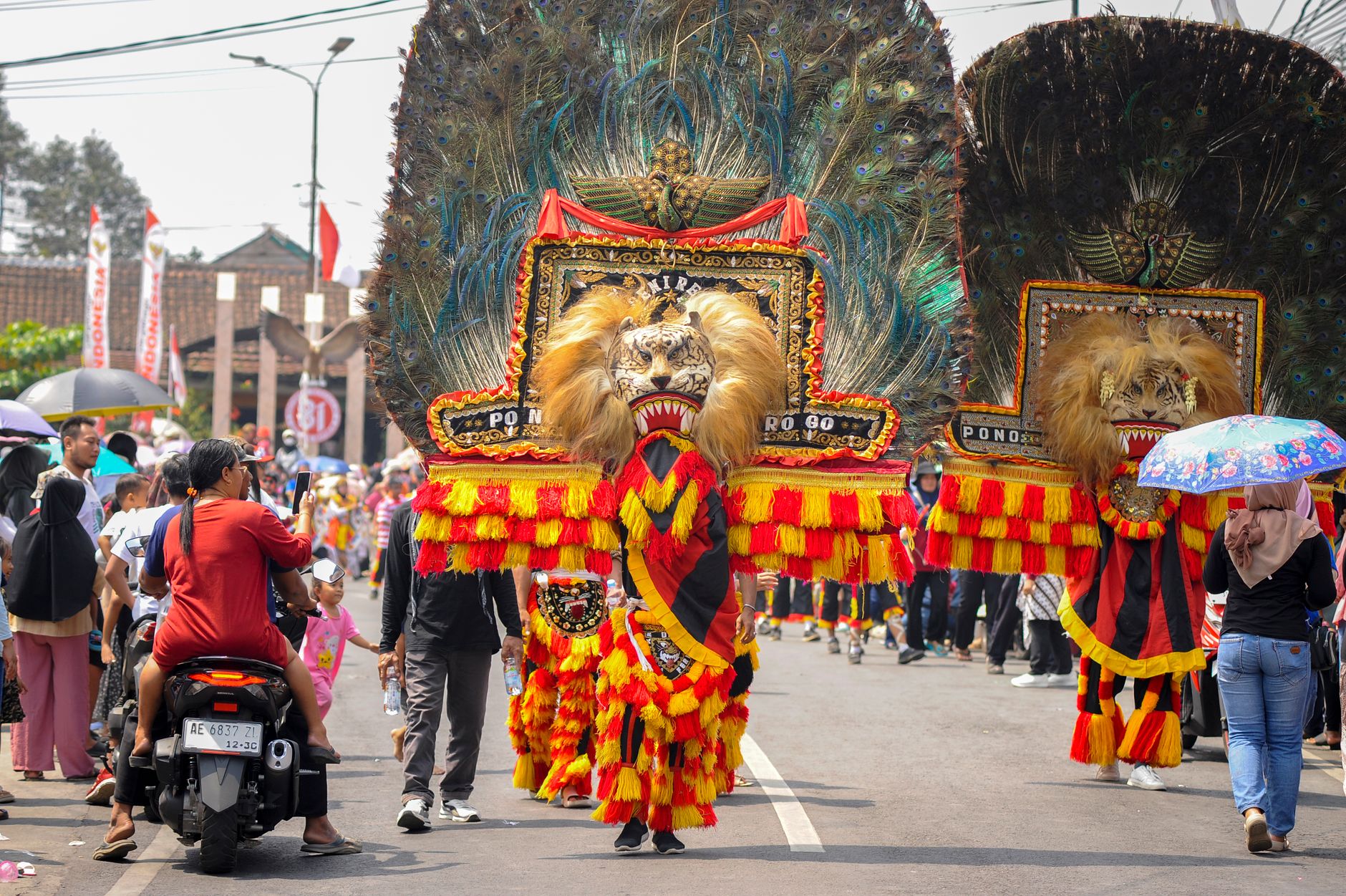 Parade jalanan meriah yang menampilkan tarian Reog Ponorogo yang semarak dan tradisional di Indonesia.