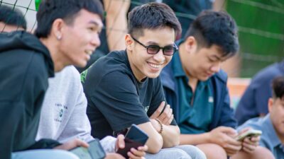 Update: Jeda FIFA Matchday Jadi Kesempatan Persebaya Pulihkan Pemain Cedera 8 Sekelompok pria muda bersosialisasi dan bersantai di luar ruangan.