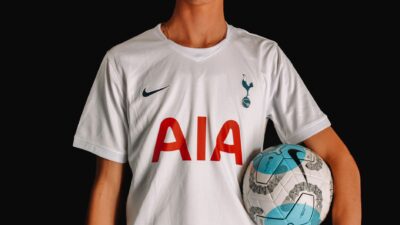 Update: Satu-satunya Wakil PSS di FIFA Matchday, Christophe Nduwarugira Dipanggil Timnas Burundi 9 Pemain sepak bola dewasa dengan jersey Tottenham Hotspur memegang bola di latar belakang gelap.