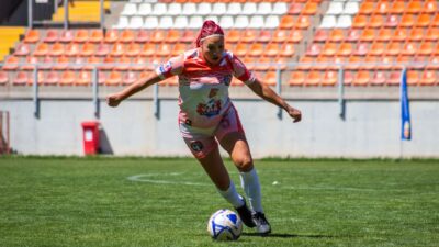 Catatan Sepak Bola: Balsa Sekulic Jadi Mimpi Buruk Melbourne Victory, Puji Asisst Berguinho dan Danijel Loncar 8 Seorang pemain sepak bola wanita dengan terampil menggiring bola di lapangan stadion luar ruangan yang cerah.