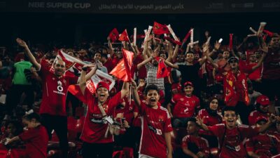 Penggemar yang bersemangat merayakan pertandingan sepak bola Piala Super NBE.