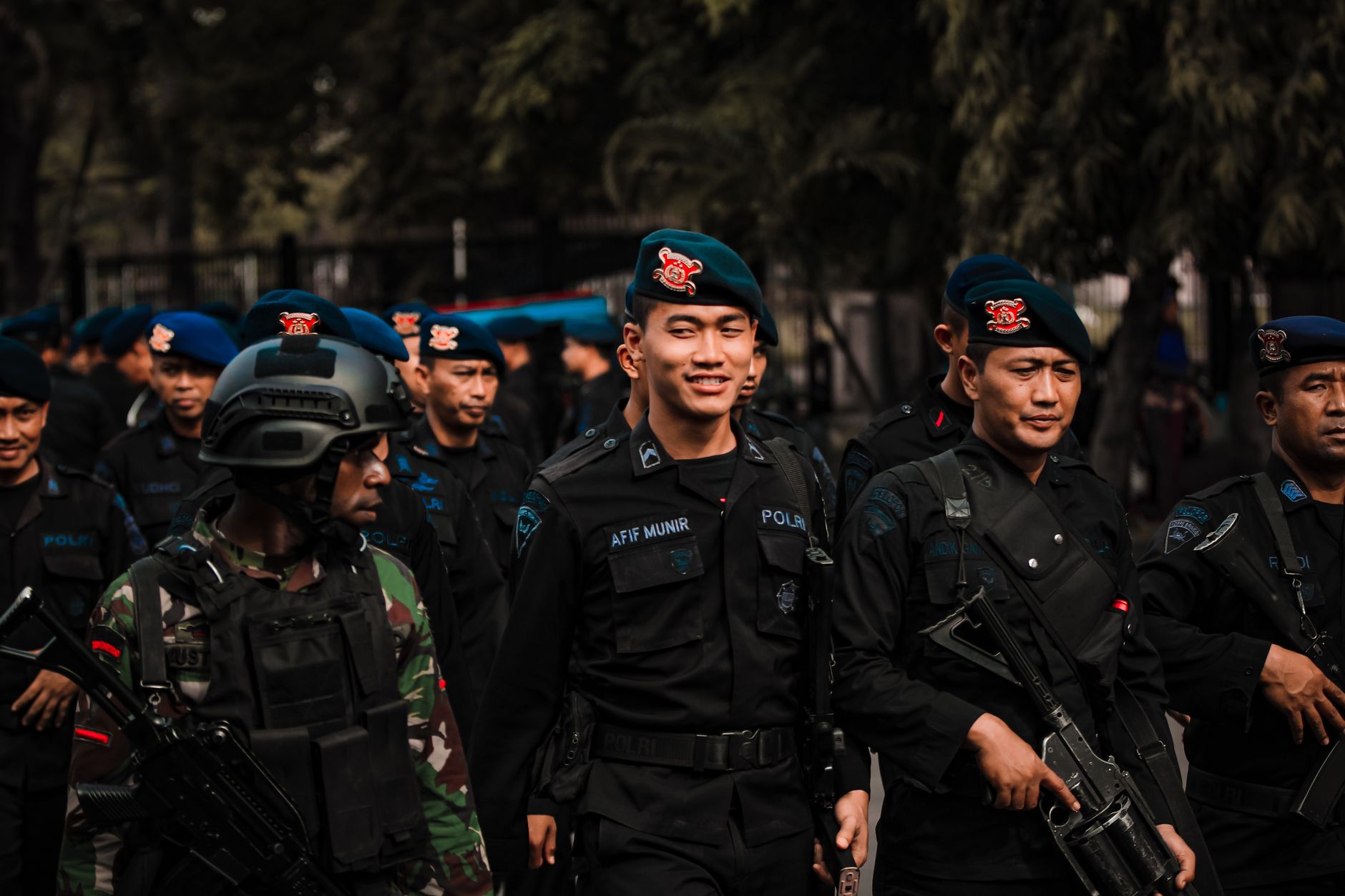 Personel polisi dan militer Indonesia yang mengenakan seragam selama operasi di Bangkalan, Jawa Timur.