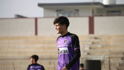 Catatan Sepak Bola: Eksklusif: Taisei Marukawa Makin Dekat Jadi WNI, Namanya Sudah Disebut John Herdman untuk ... 5 Seorang pemain sepak bola muda laki-laki yang mengenakan jersey ungu berdiri di lapangan terbuka.