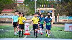 Tim sepak bola memasuki lapangan untuk Piala Terbuka Thạch Thất 2025 di Hà Nội, Vietnam.