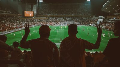 Catatan Sepak Bola: Jadwal Siaran Langsung BRI Super League Malam Ini: Arema FC Vs Bali United, Persija Tantan... 5 Pertandingan sepak bola yang meriah dengan para penggemar yang bersorak di stadion yang terang.
