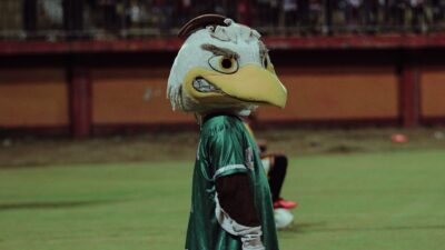 Fakta Pertandingan: 3 Pemain Timnas Indonesia yang Main Apik Sepanjang Fase Grup FIFA ASEAN Cup 2026: Kontribu... 9 Maskot elang di lapangan selama pertandingan sepak bola di Bangkalan, Jawa Timur.