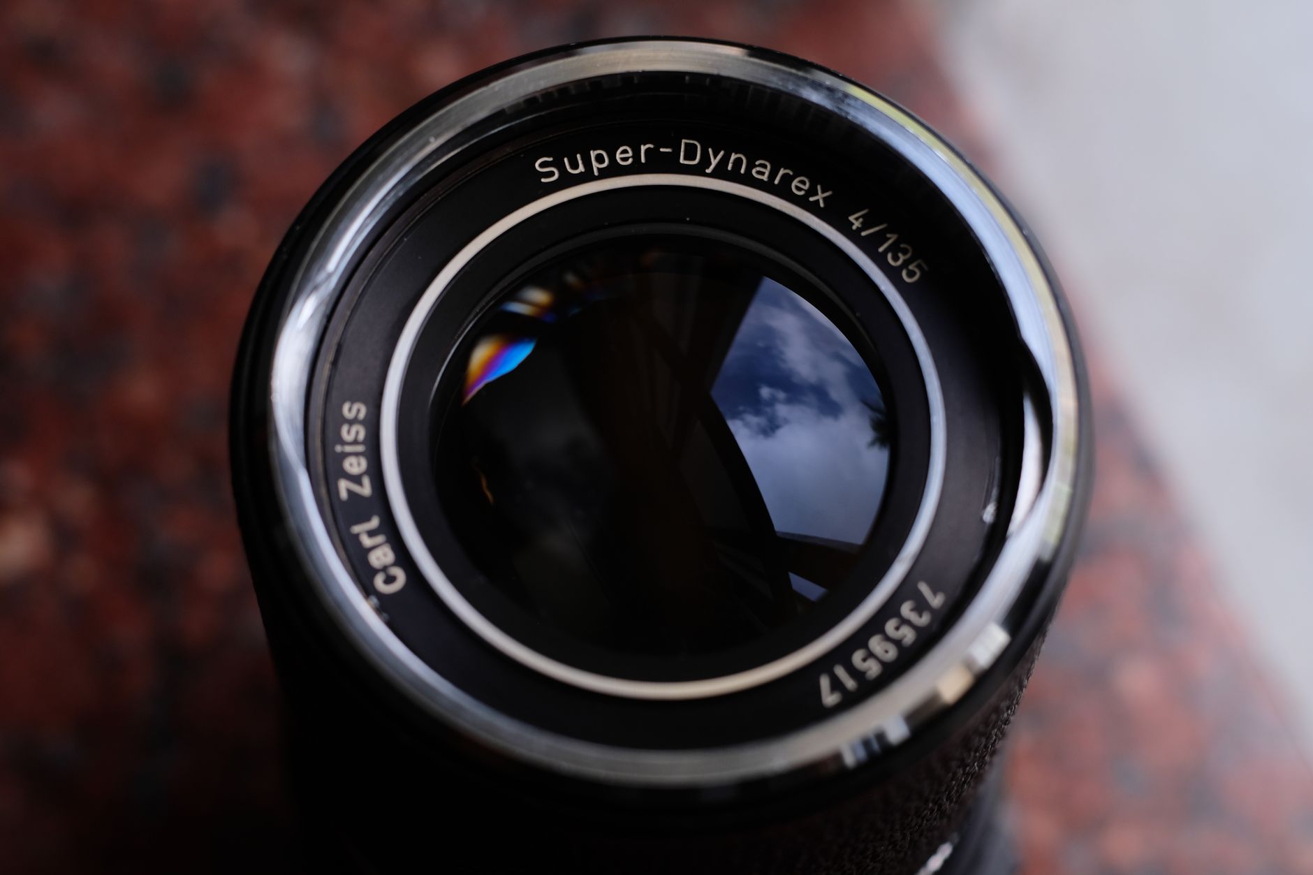 Gambar detail dari lensa kamera Carl Zeiss Super Dynarex dengan pantulan.