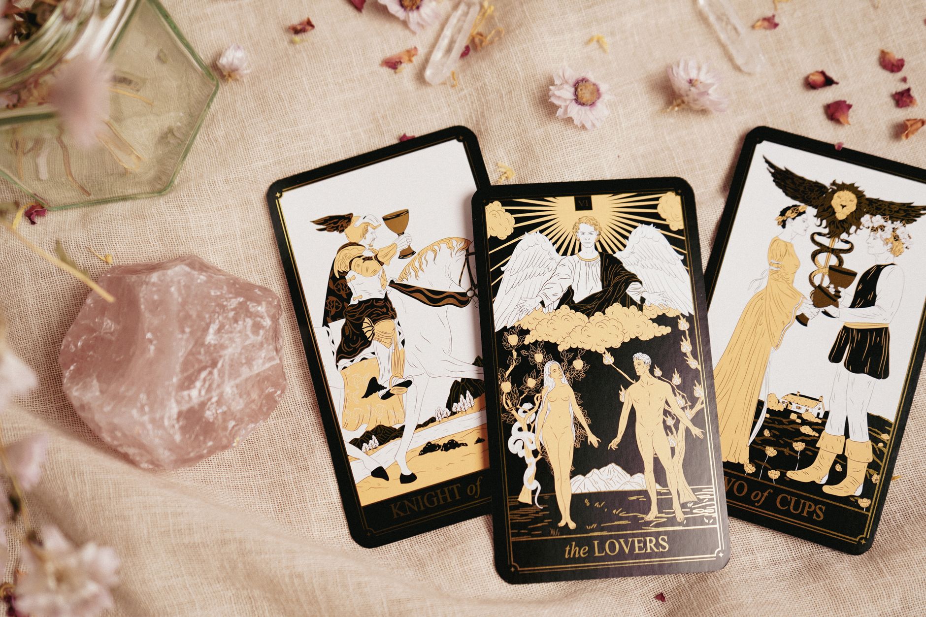 Kartu tarot bergaya dengan kristal kuarsa mawar pada latar belakang bertekstur, ideal untuk tema ramalan.